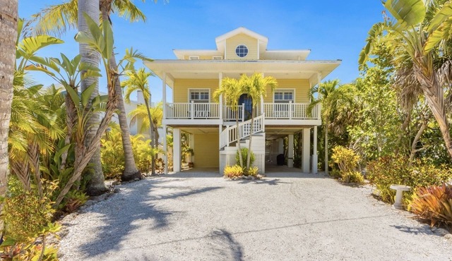"Walk On The Beach " house~3 bed, heated pool, 3min walk to the Bean Point Beach