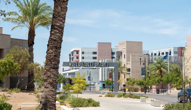 Walk On Water Street - Townhouse in historic downtown Henderson