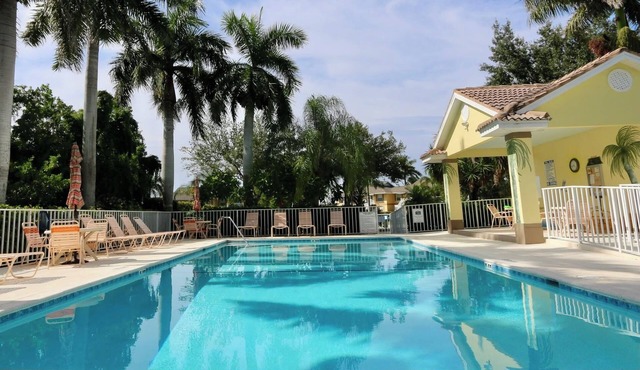 Walk out 2 bed 2 bath with shared pool, 10-15 mins to Marco beaches