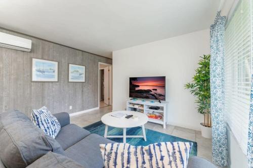 Walk Pompano Beach From Our Cozy One Bedroom Apt