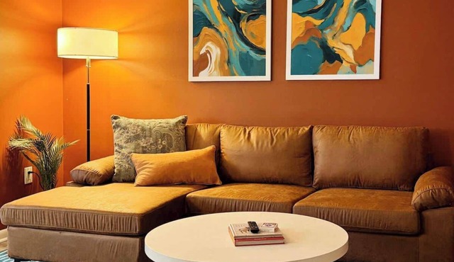 Walk Score 85 | Kings Beds | Free Parking | Modern