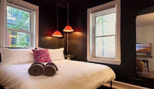 Walk Score 98 | King Bed | Full Kitchen | Stylish