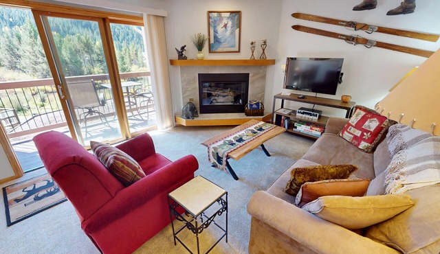 Walk/Shuttle to Keystone Slopes, Shops, Dining. 2 Hot Tubs, Deck, Views!