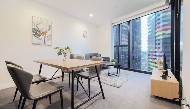 Walk through the art-filled lobby, neighbour to the world-renowned Royal Melbourne Institute of Technology (RMIT).