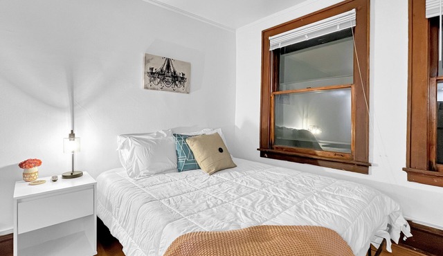 Walk to 3 Breweries! 1 Bed Apartment on Grand