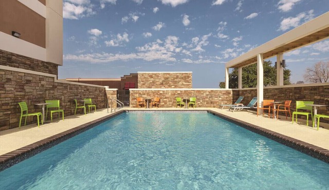 Walk to A&M: Double Queen + Breakfast, Pool&Gym