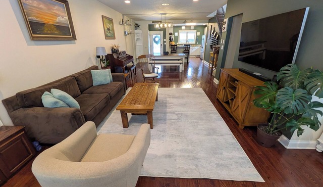 Walk to Acrisure – 4BR Northside Home, sleeps 8, Free Parking – NFL Draft Week