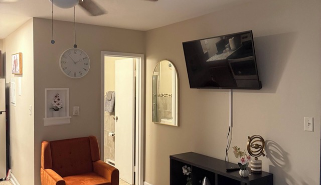 WALK TO ACRISURE & PNC STADIUMS FROM COZY 1-BR.APARTMENT IN TRANQUIL PITTSBURGH