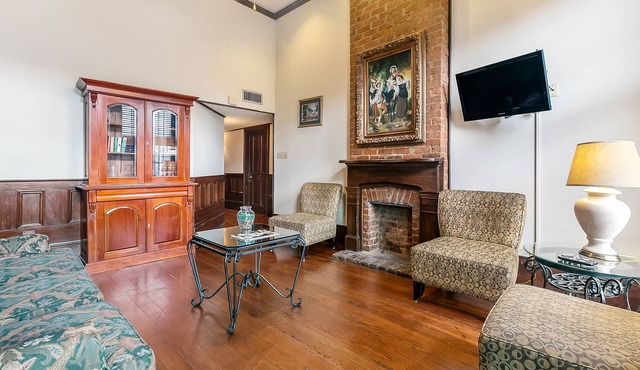 Walk to all the French Quarter attractions. Excellent location for a group.