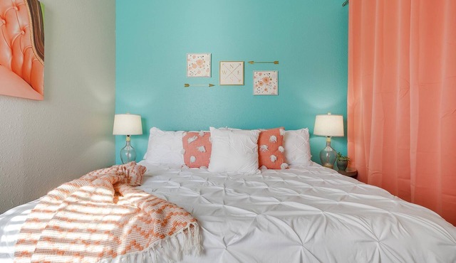 Walk to AT and T✶Fast Wifi ✶King Bed ✶4K TV✶Free Parking #41