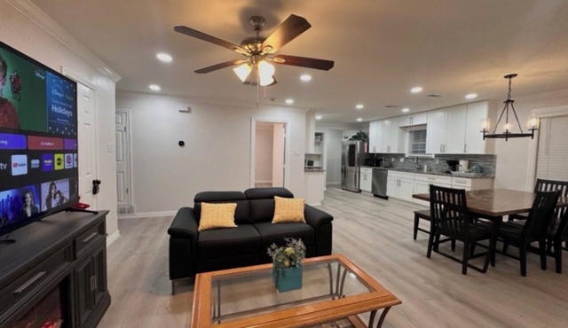Walk to AT&T FIFA & Rangers Sleeps 8 Modern Home Big Yard