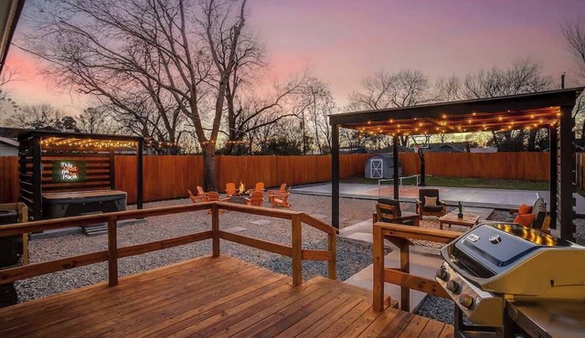 Walk to AT&T, Globe Life - Pickleball court, hot tub, basketball