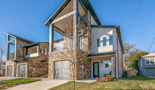 Walk to AT&T Stadium & Globe Life. Perfect Backyard for dining & entertaining