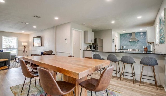 Walk to ATT & Globe Life! Updated Spacious & Quiet