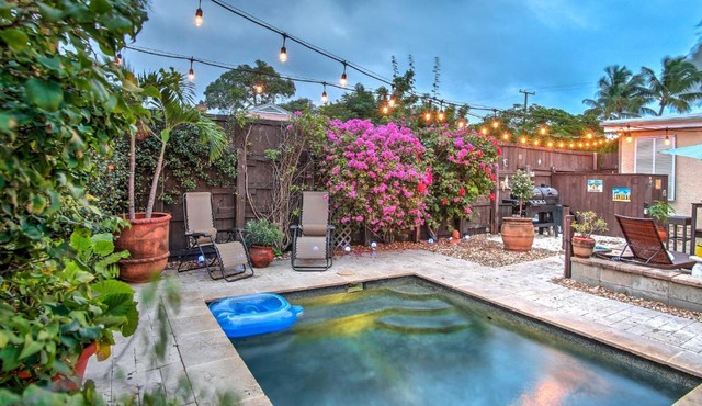 Walk to Attractions Tropical Lake Worth Hideaway!