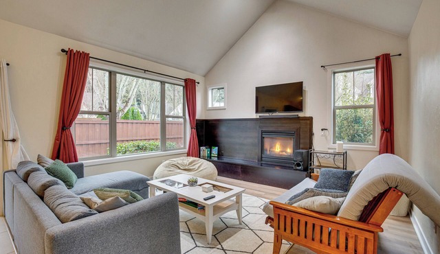 Walk to Autzen Stadium, 3 Mi to UO! Home w/Patio