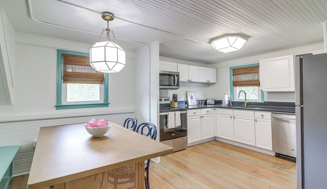 Walk to Bars, Bites + Bands: Bold Athens Getaway!