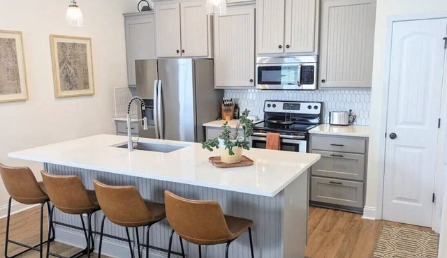 Walk to bars & restaurants! Minutes to downtown - 20 minutes to the beach