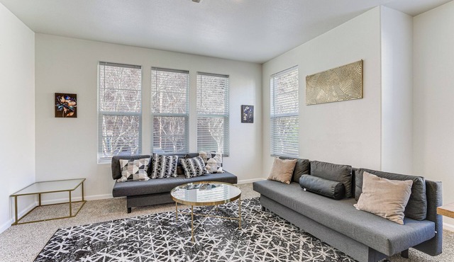 Walk to BART Station: Richmond Townhome w/Balcony