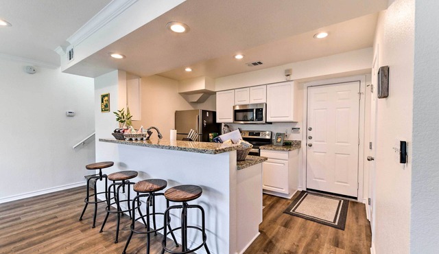 Walk to Baylor University: Waco Townhome