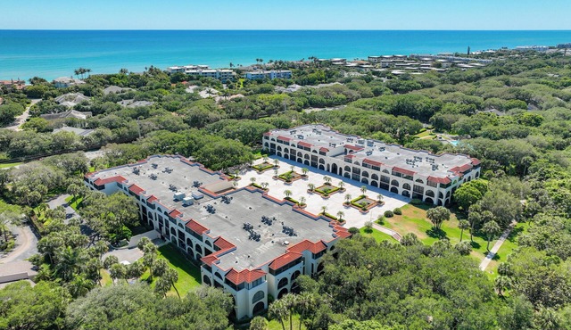 Walk to Beach. RENOVATED & HUGE 3-bed &3-bath condo in Vero Beach