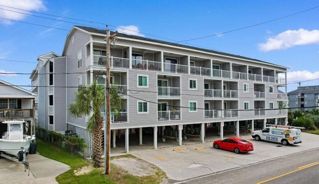 Walk to Beach - 2 Bedroom Condo