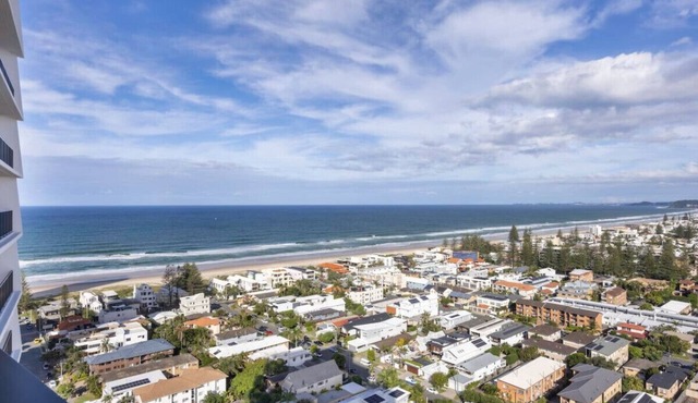 Walk to beach/2BR Apt/Pool & Gym/Free Carpark