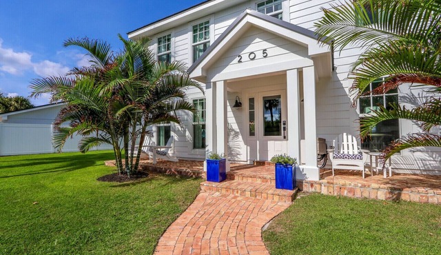 Walk to Beach-300 steps! Luxury House on Jupiter Island. Heated Private Pool/Spa