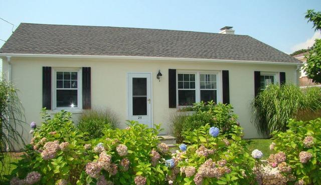 Walk to beach, 4BR, 2 full BA home, fenced yrd, covered porch