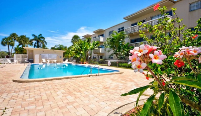 Walk to Beach and Pool Bright Condo WFH Ready