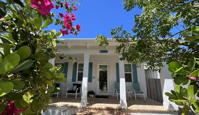 Walk to beach and restaurants!