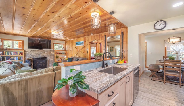 Walk to Beach and Town, Dogs OK, Cozy Fireplace, -Steelhead Mountain Retreat