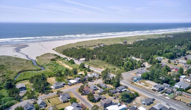 Walk to Beach and Town, Fire Pit, BBQ (Bungalows123)