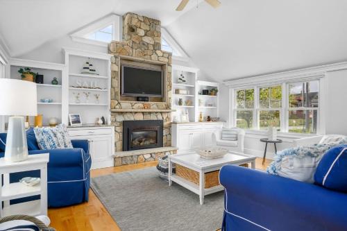 Walk to Beach and Town, Hot tub, Sleeps 8, Pet Friendly