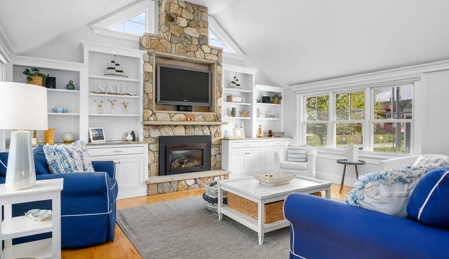 Walk to Beach and Town, Hot tub, Sleeps 8, Pet Friendly