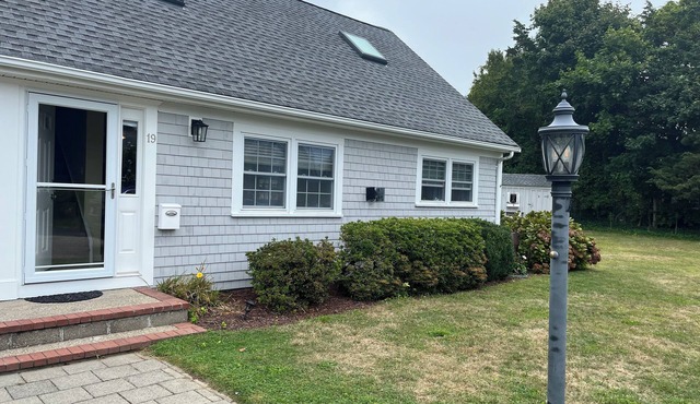 Walk to beach and town: 3-bedroom condo with AC and WiFi in lovely Falmouth.