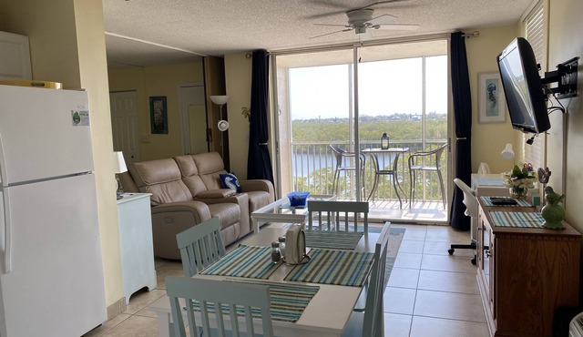 Walk to Beach and Restaurants! Great Rates!