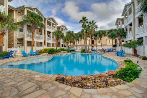 Walk to Beach and Dining Corpus Christi Townhome