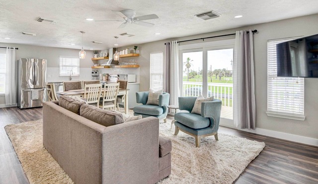Walk to Beach & Bay: Galveston Home w/Pier Access
