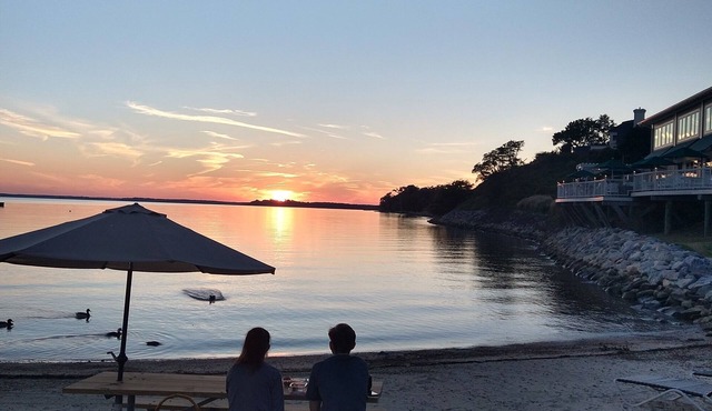 Walk to beach, beautiful large condo in "Kingsmill on the James"