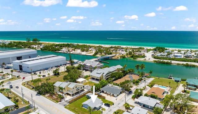 Walk to Beach. Beautifully Renovated 3BR, 2BA Home w/Outdoor Shower & Grille