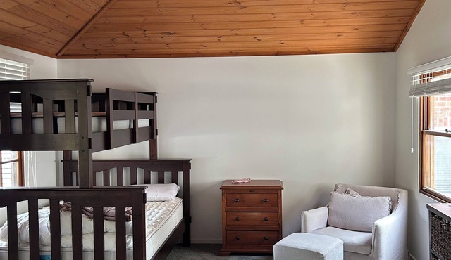 Walk to beach, cafes, national parks from chic coastal retreat