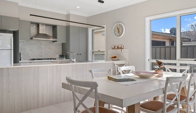 Walk to beach+ cafes