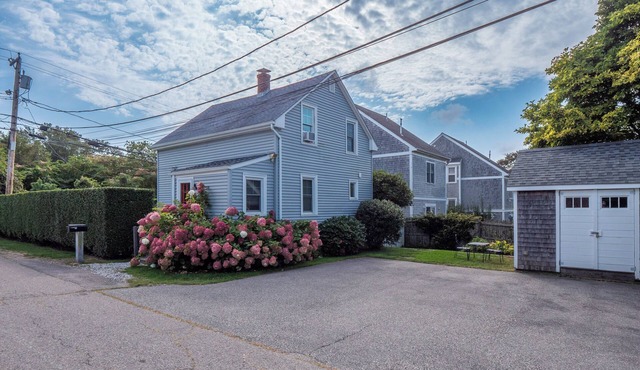 WALK to BEACH/CLIFF WALK! FANTASTIC Location! Winter Rentals! Fenced yard! Pets!