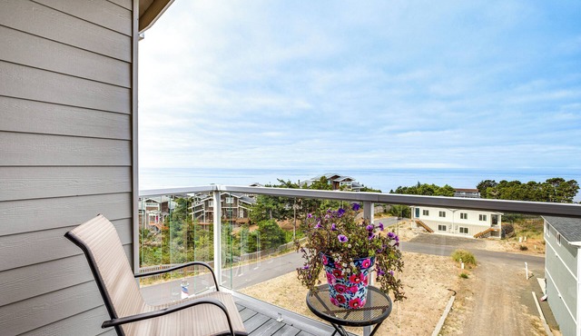 Walk to Beach: Coastal Tillamook Home w/Desk!