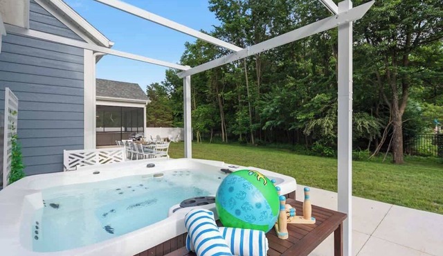 Walk to Beach, Coffee Shops! Hot tub & Game Room!