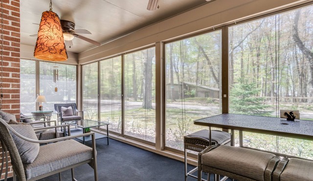 Walk to beach - Cozy 2 Bed/1 Bath Cottage - Sleeps 6 - 1 block to Lake Michigan