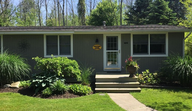Walk to Beach - Cozy Douglas Cottage - Close to Downtown Saugatuck