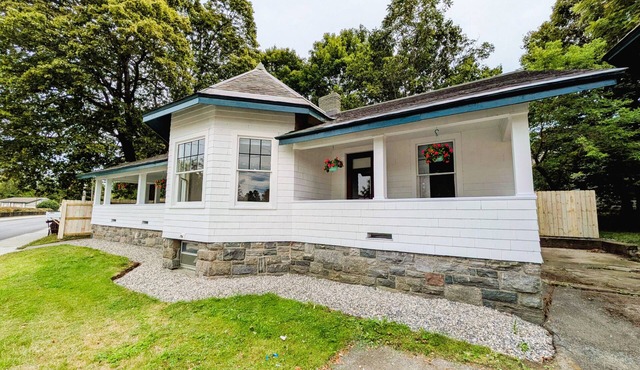 Walk to Beach & Dining. 3BR City House