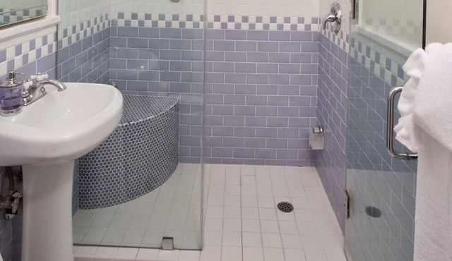 Walk to Beach, Downtown! Spa & Private Deck Updated Historic Home @ Lovers Pt